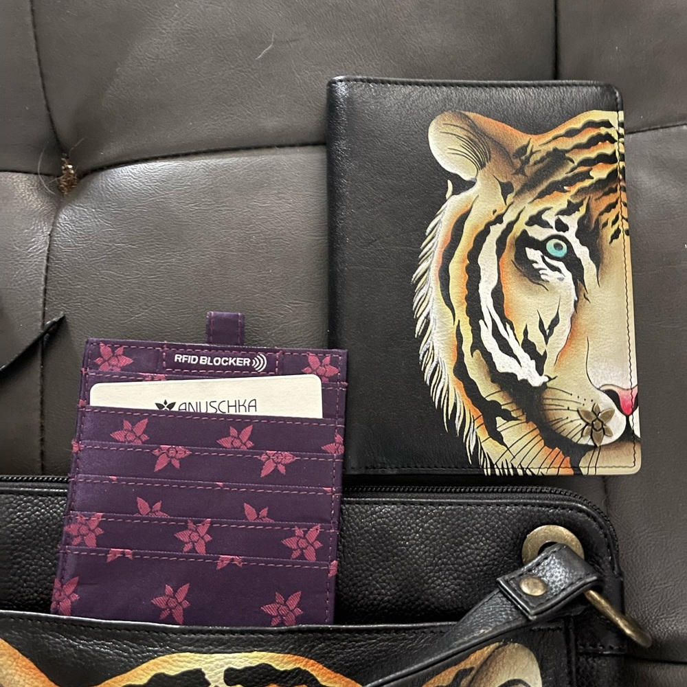 Anuschka Black Tiger Shoulder Bag - Picture 3 of 5